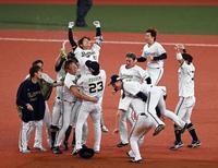 　９回、中川圭のサヨナラ打で日本シリーズ進出を決め喜ぶオリックスナイン（撮影・山口登）