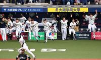 　９回、中川圭のサヨナラ打で日本シリーズ進出を決め喜ぶオリックスナイン（撮影・山口登）