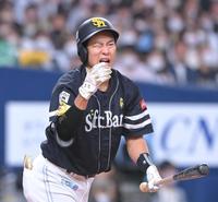 　７回、打ち損じ悔しがる柳田（撮影・高部洋祐）