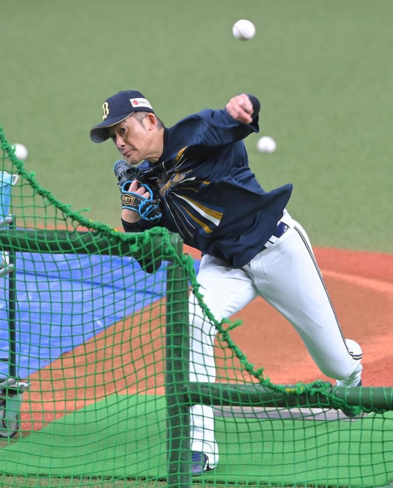 　試合前、打撃投手を務める能見投手兼任コーチ（撮影・高部洋祐）