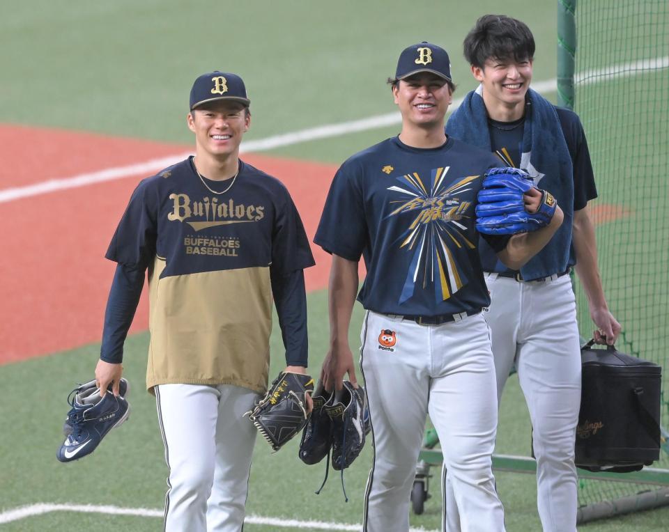 　練習を終え、笑顔で引き揚げる（左から）山本、宇田川、山崎颯（撮影・高部洋祐）