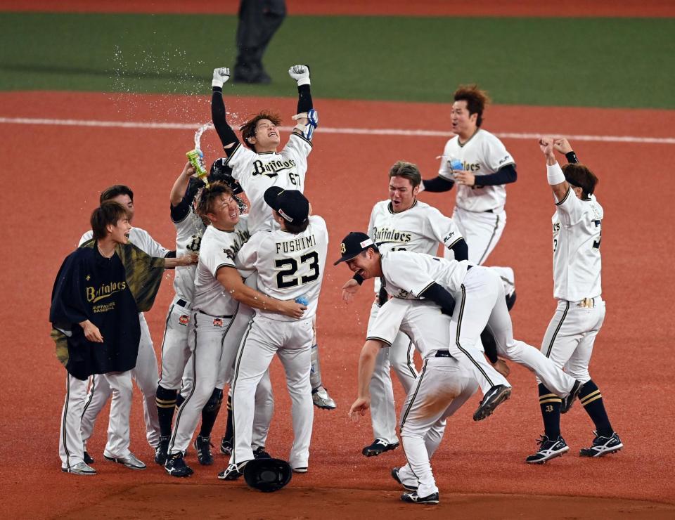　９回、中川圭のサヨナラ打で日本シリーズ進出を決め喜ぶオリックスナイン（撮影・山口登）