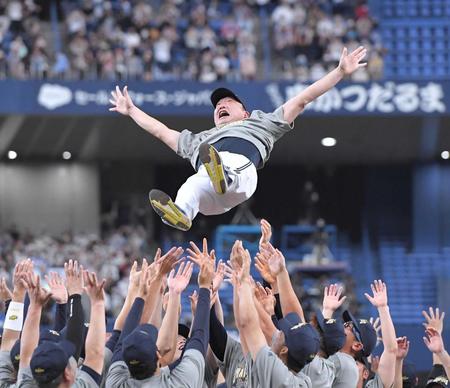 　２年連続の日本シリーズ進出を決めて胴上げされる中嶋監督（撮影・高部洋祐）