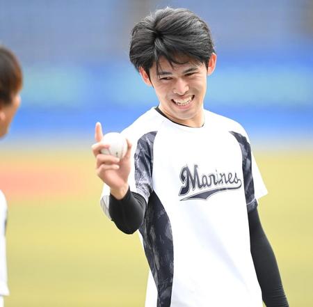 　笑顔で練習する佐々木朗（撮影・高石航平）