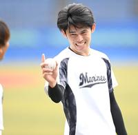 　笑顔で練習する佐々木朗（撮影・高石航平）