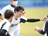 　笑顔で練習する佐々木朗（撮影・高石航平）