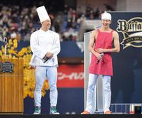 　会場を盛り上げる“吹田の主婦”山崎颯（右）と“神戸の洋菓子職人”杉本