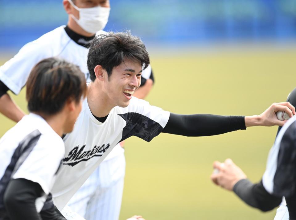 　笑顔で練習する佐々木朗（撮影・高石航平）