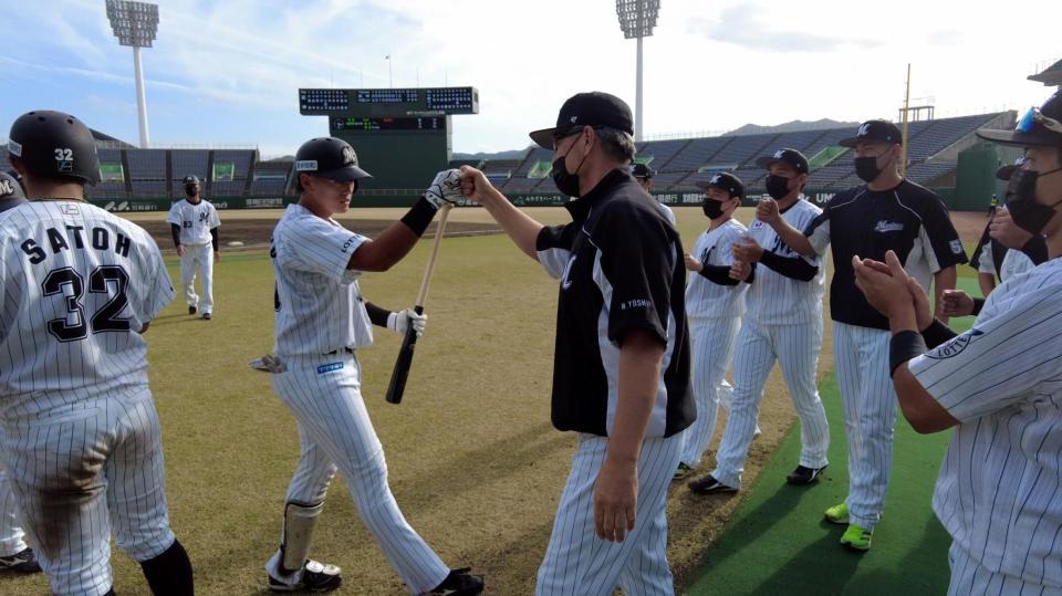　フェニックス・リーグで采配を奮うロッテ・吉井新監督（球団提供）