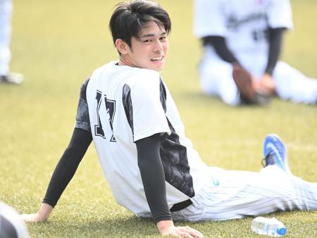 　リラックスした雰囲気で練習する佐々木朗（撮影・高石航平）