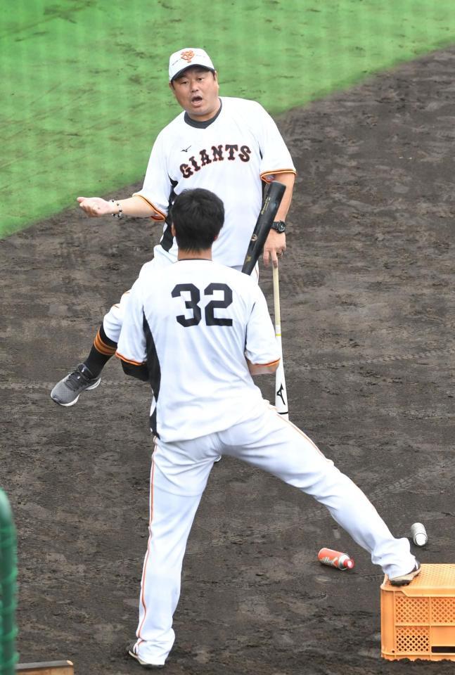 　広岡（手前）にアドバイスする大久保打撃チーフコーチ（撮影・佐藤厚）