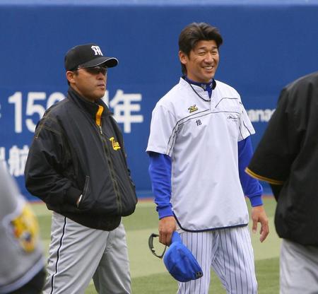 　三浦監督が憧れた岡田氏（左）と来季は監督同士として対決することに＝０８年４月