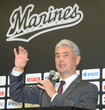　就任会見を行った吉井新監督（撮影・堀内翔）