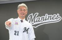 　ユニホームを着てポーズを決める吉井新監督（撮影・堀内翔）