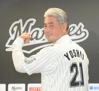 　背番号２１を披露する吉井新監督（撮影・堀内翔）