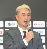 　就任会見を行った吉井新監督（撮影・堀内翔）