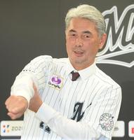 　ユニホームを着てポーズを決める吉井新監督（撮影・堀内翔）