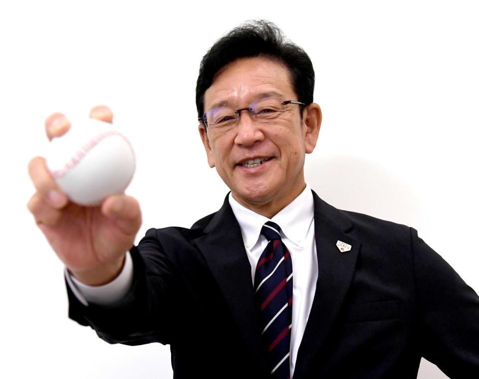 　白球を手に笑顔を見せる栗山監督（撮影・佐藤厚）