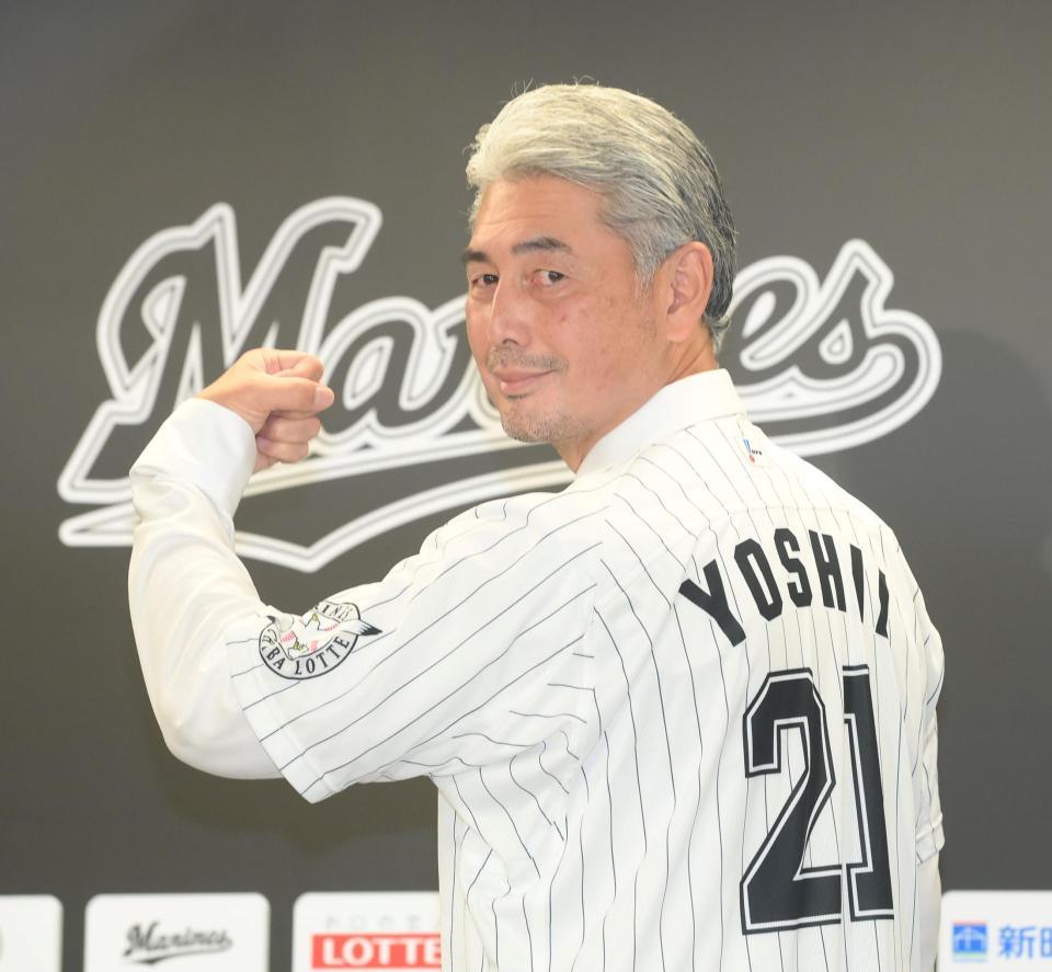 　背番号２１を披露する吉井新監督（撮影・堀内翔）