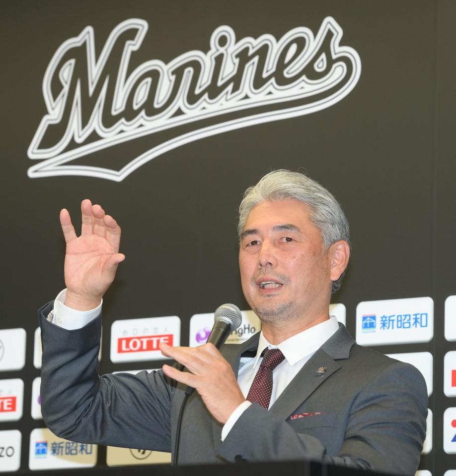 　就任会見を行った吉井新監督（撮影・堀内翔）
