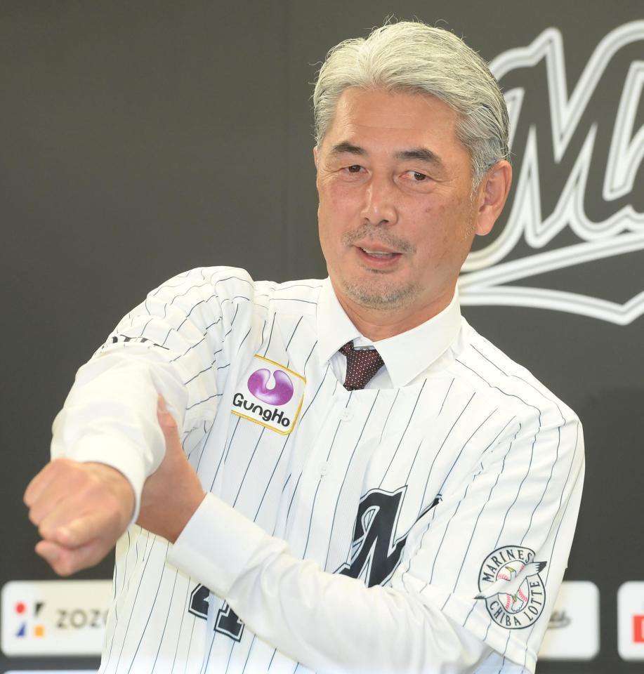 　ユニホームを着てポーズを決める吉井新監督（撮影・堀内翔）