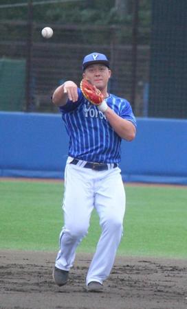 　板状のグラブを使い捕球、送球するＤｅＮＡ牧