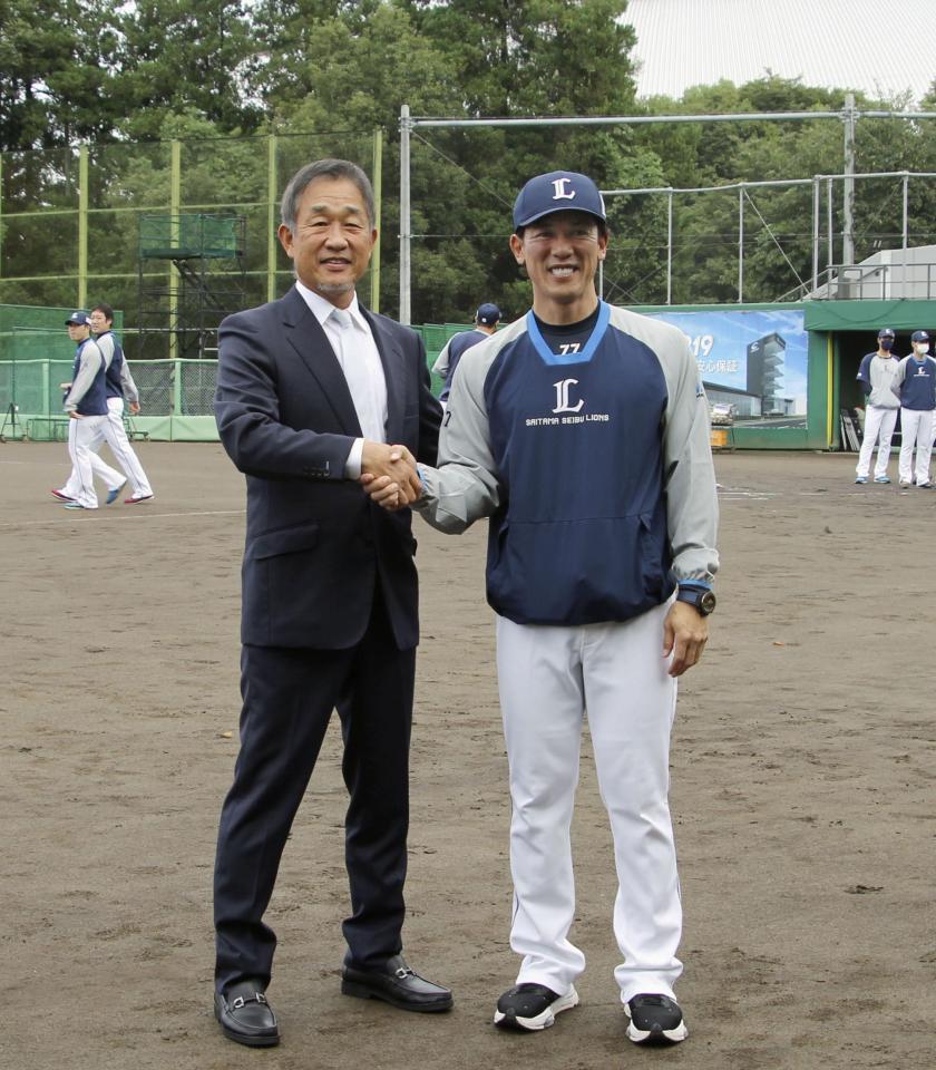 　秋季練習を訪れ、松井新監督（右）を激励した辻前監督＝共同