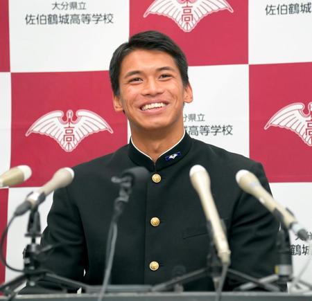 　西武からドラフト２位指名を受けて笑顔を見せる佐伯鶴城・古川雄大（撮影・立川洋一郎）