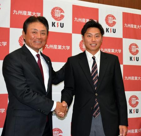 　楽天から３位指名され、大久保哲也監督（左）と喜ぶ渡辺