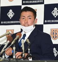 　巨人ー阪神競合の末、巨人からの１位指名が決まった高松商・浅野翔吾（撮影・飯室逸平）