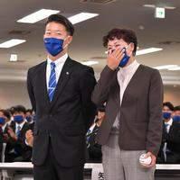 　日本ハムから１位指名を受けた日体大・矢沢宏太（左）と涙ぐむ母・香さん（撮影・伊藤笙子）