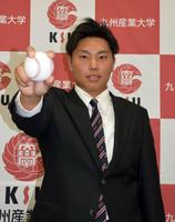 　楽天から３位指名され、意気込みを語る渡辺