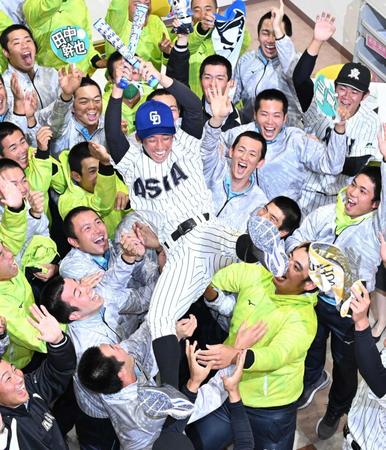 　中日から６位指名を受け、チームメートに胴上げされる亜大の田中