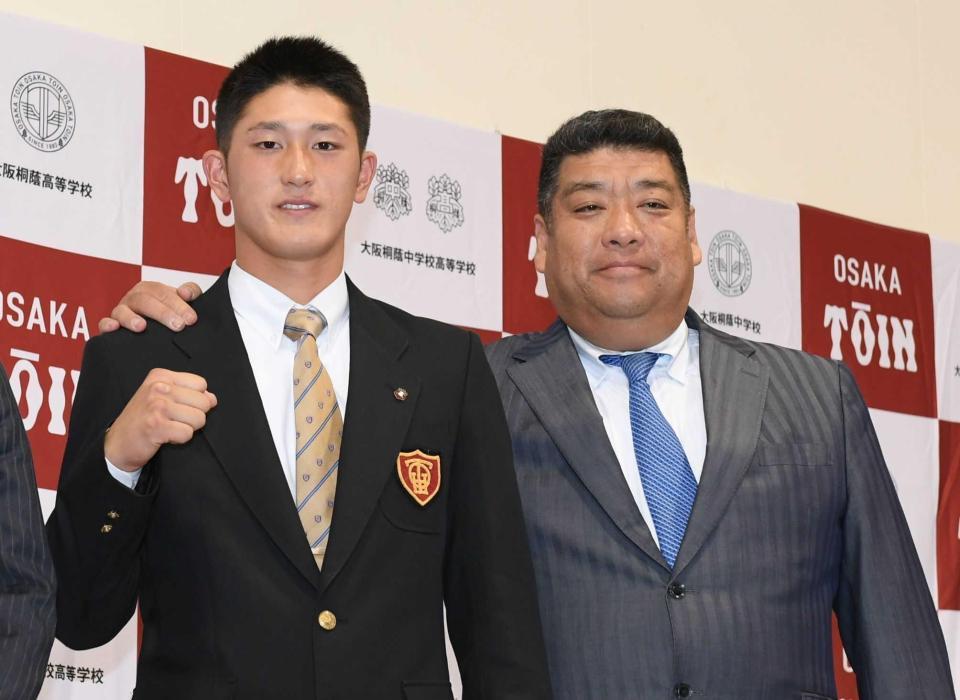 西谷監督（右）と取材に応じる松尾