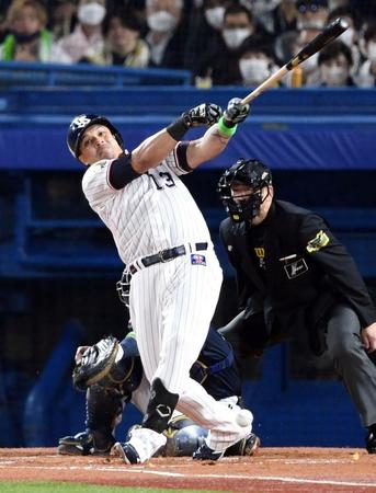 １回、オスナは左線に先制適時二塁打を放つ（撮影・佐藤厚）