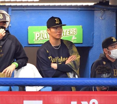 　降板後、ベンチからグラウンドを見つめる山本（撮影・伊藤笙子）