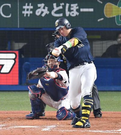 　９回の好機に杉本は空振り三振に倒れる（撮影・佐々木彰尚）