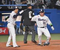 　１回、オスナの適時二塁打で生還し、ほえる一塁走者の村上（右）と塩見（撮影・伊藤笙子）