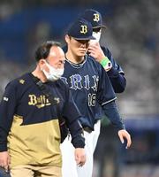 　５回、投球後にトレーナーが駆けつけそのまま降板となる山本（撮影・高石航平）