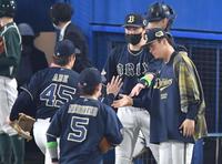 　７回、山田を空振り三振にしとめた阿部を出迎える山本（撮影・佐々木彰尚）