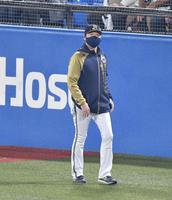 　第１戦を落とし、引き揚げる中嶋監督（撮影・佐々木彰尚）