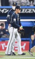 　５回、アクシデントでマウンドを降りる山本（撮影・佐藤厚）