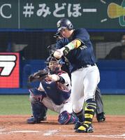 　９回の好機に杉本は空振り三振に倒れる（撮影・佐々木彰尚）