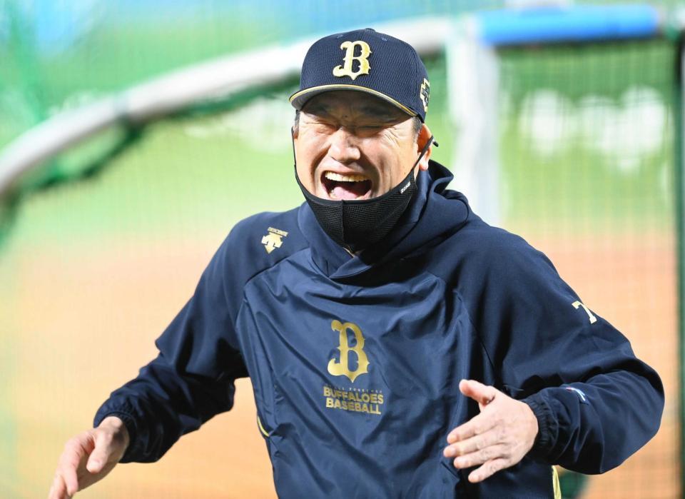 　投手陣の打撃練習を見て爆笑する中嶋監督