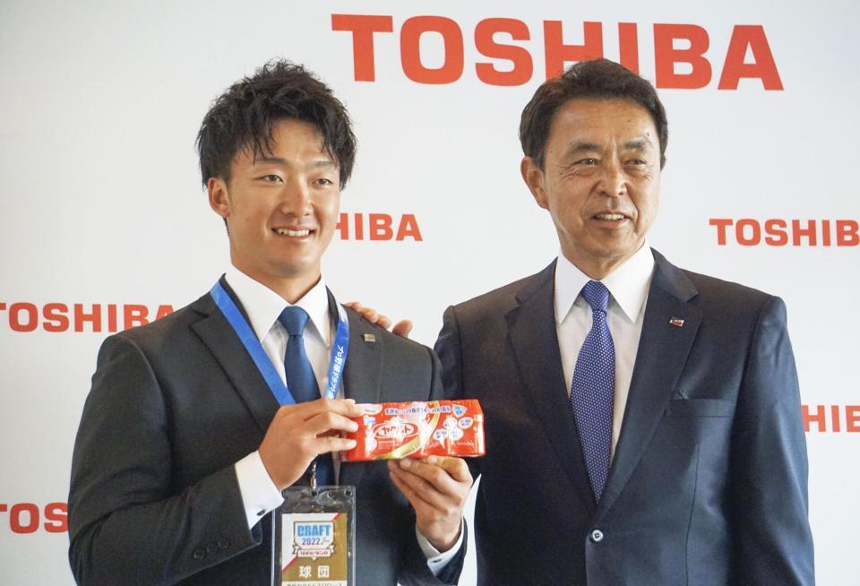 　小川淳司ＧＭ（右）から１位指名のあいさつを受けた東芝の吉村貢司郎（共同）