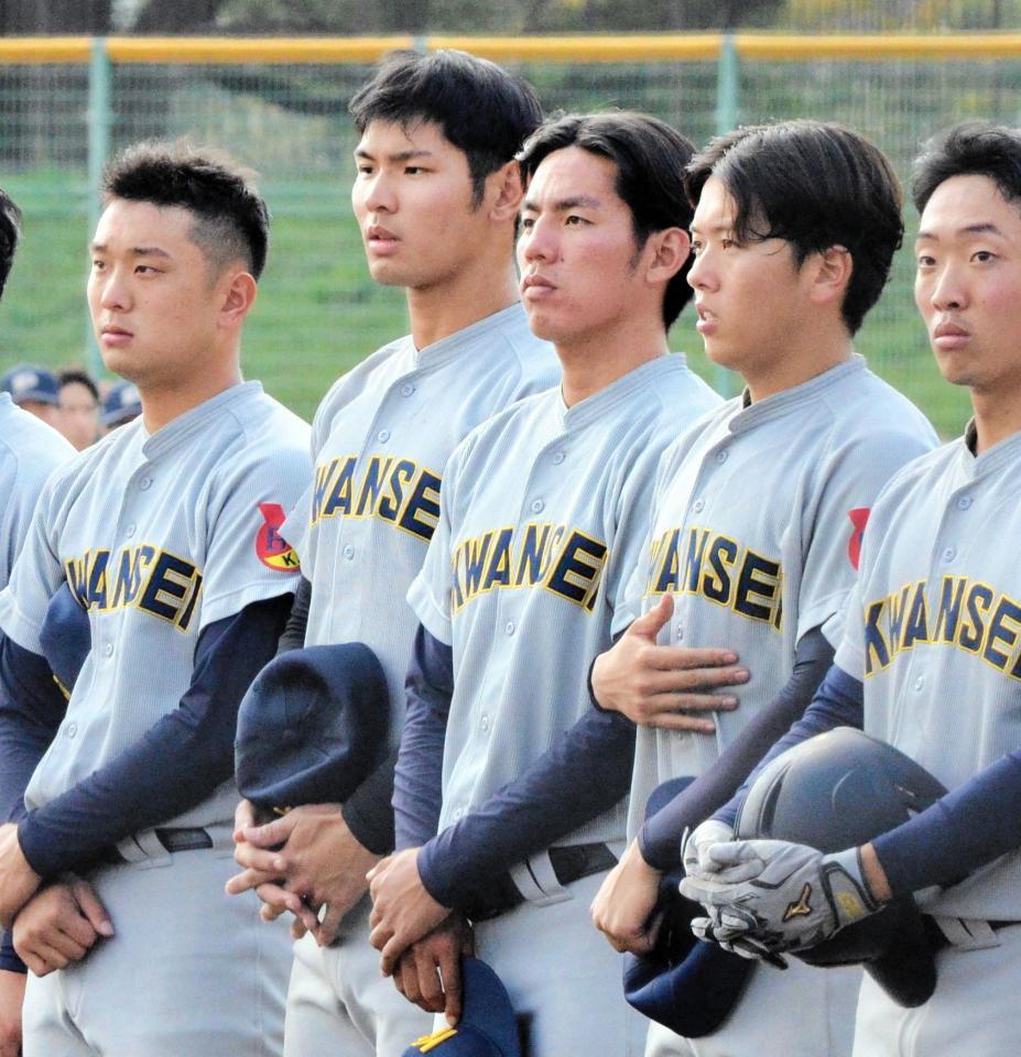 　試合後、整列する関学大・佐藤太（左から２人目）