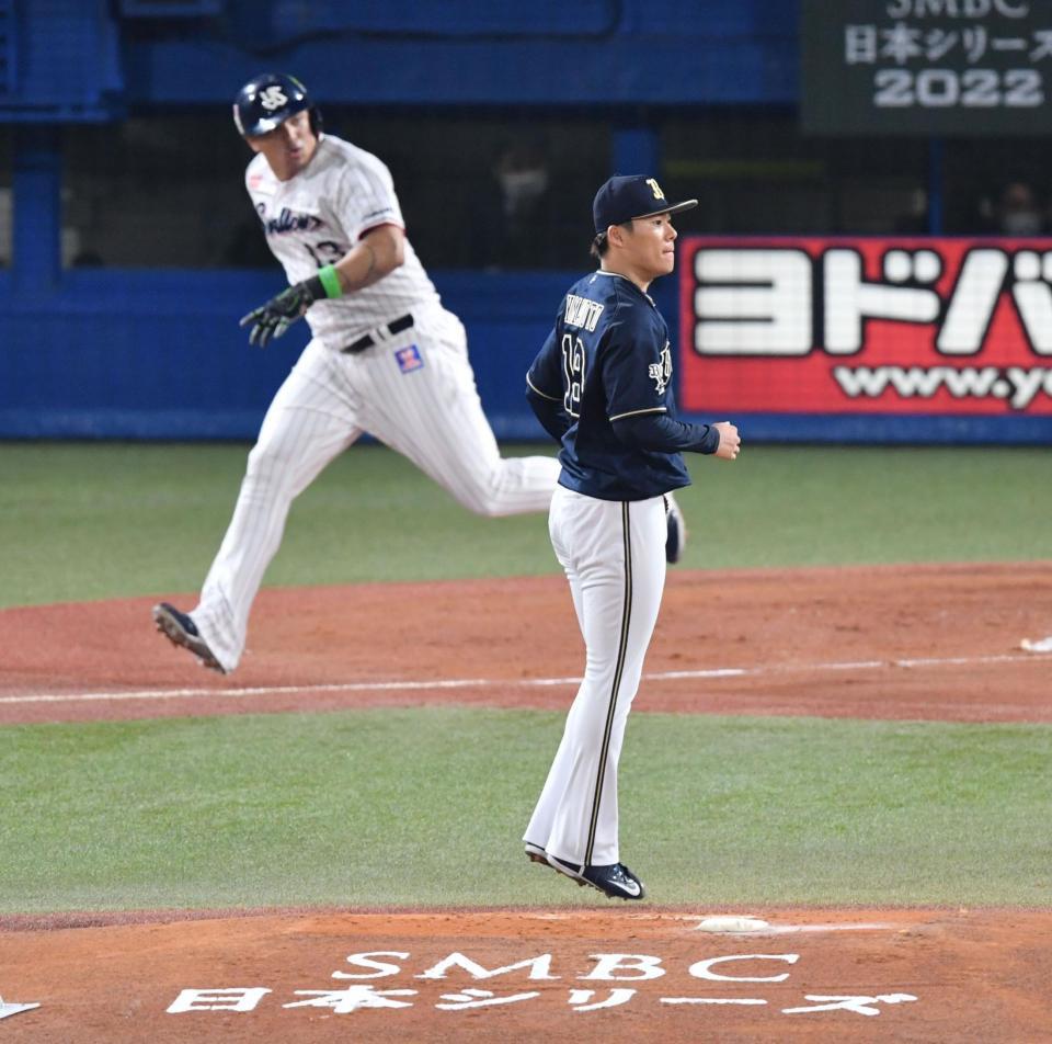 　１回、オスナに適時二塁打を浴びた山本（撮影・佐々木彰尚）