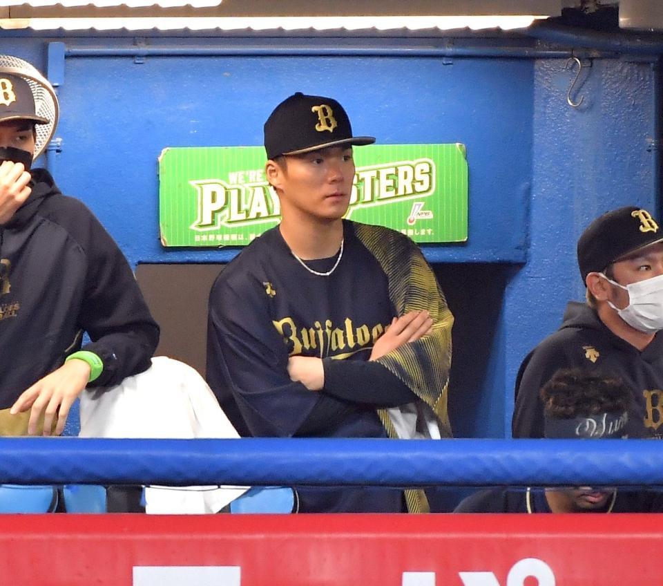 　降板後、ベンチからグラウンドを見つめる山本（撮影・伊藤笙子）