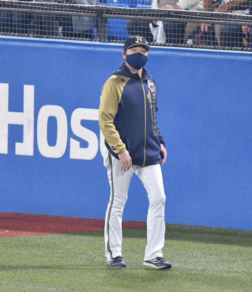 　第１戦を落とし、引き揚げる中嶋監督（撮影・佐々木彰尚）