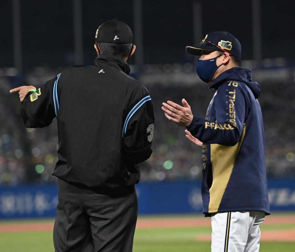 　１回、オスナの打球のフェア判定を確認する中嶋監督（撮影・高石航平）